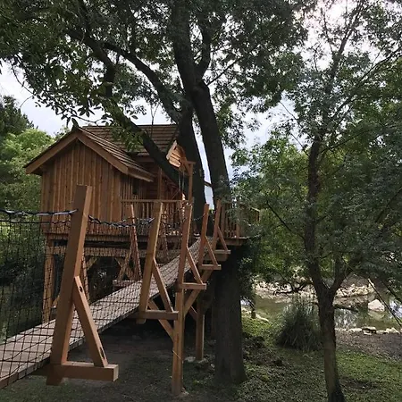 Cabane Perchee 营地
