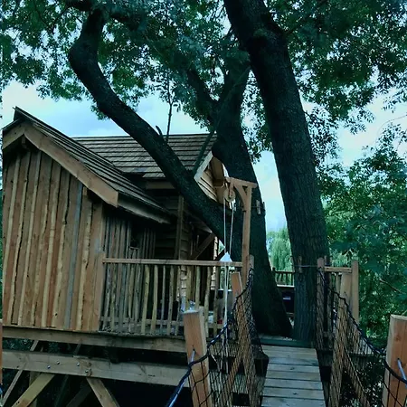 Cabane Perchee 营地 *
