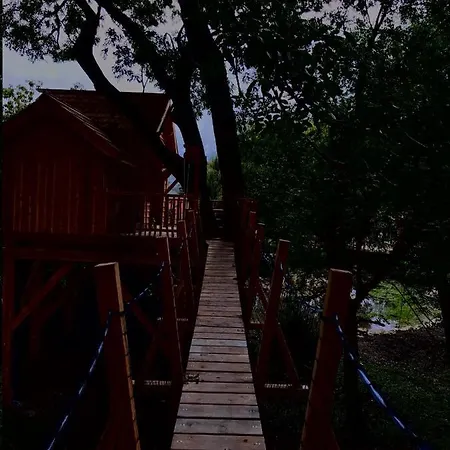 Cabane Perchee 营地 *